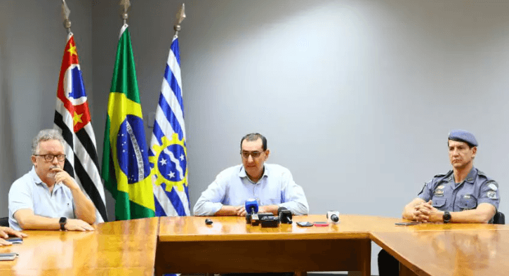 Em coletiva de imprensa, Prefeitura anuncia que notificação dos moradores do Banhado começa nesta terça em São José