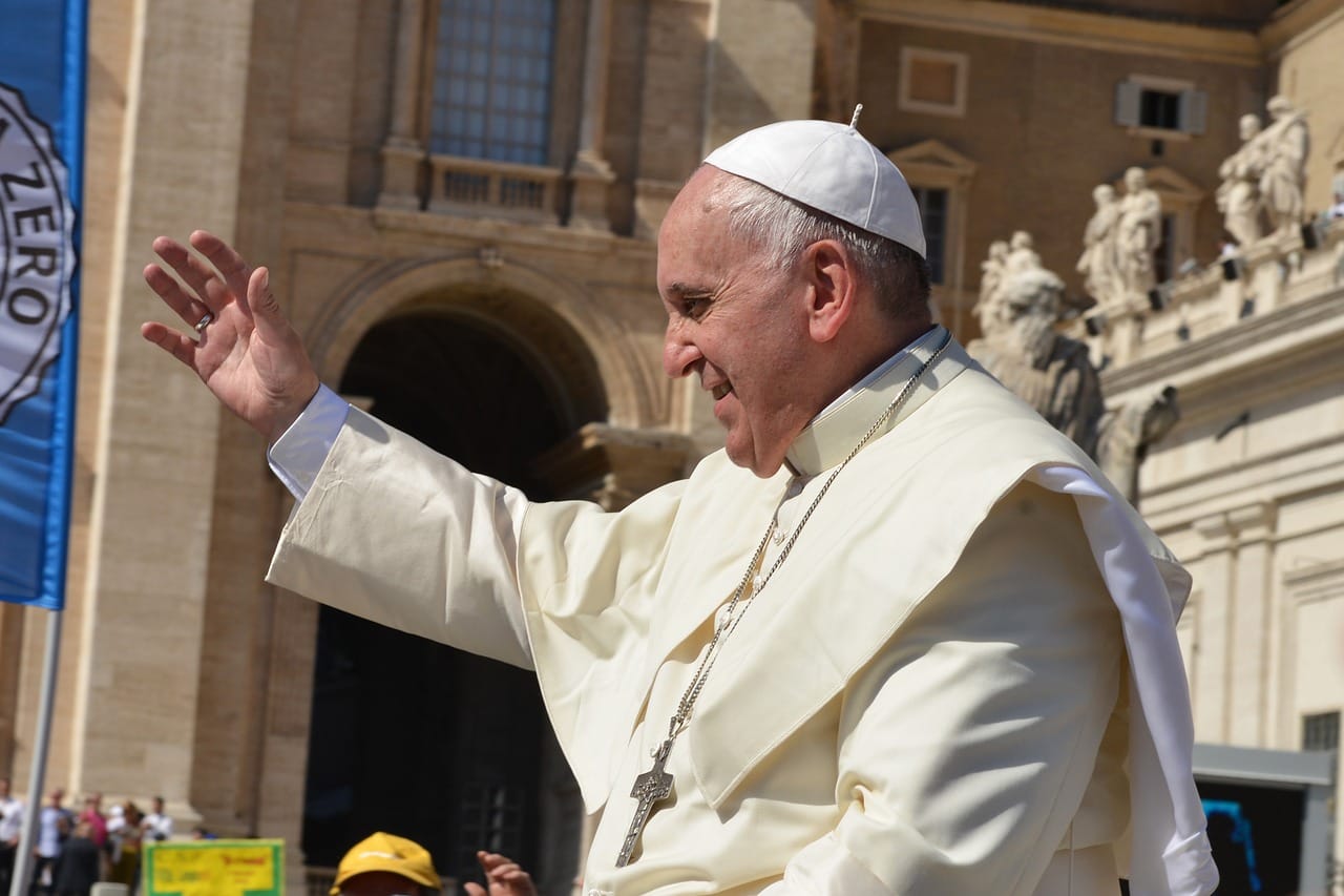 Papa Francisco é chamado de “servo de Satanás” após dar bênçãos a casais homossexuais