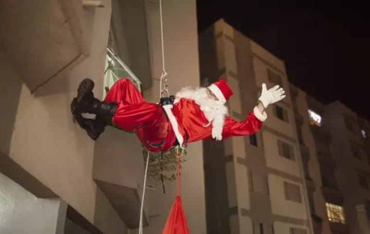 Papai Noel ilumina São José com espetáculo natalino de rapel