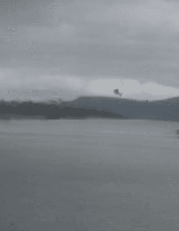 Helicóptero cai no lago de Furnas em Capitólio