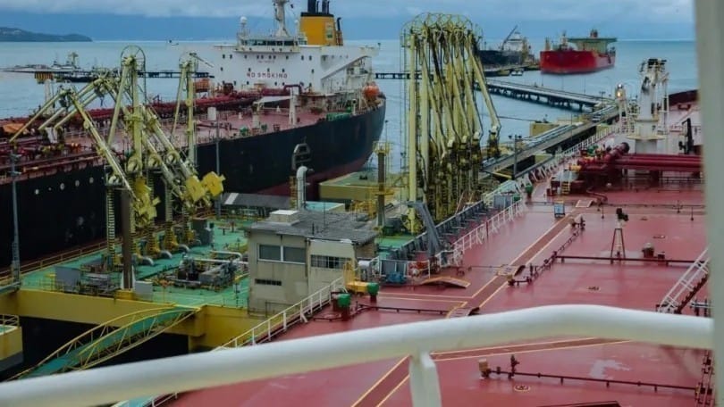 São Sebastião registra vazamento de óleo durante transbordo entre navios