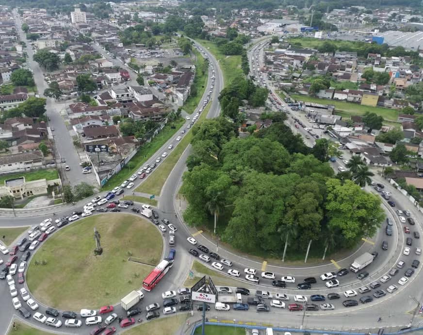 Ubatuba registra 241 mil veículos em 1º verão com cobrança de taxa ambiental