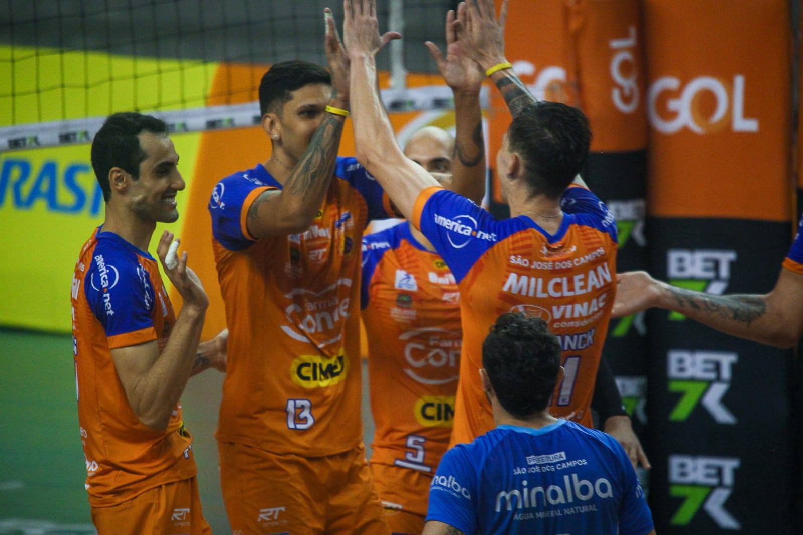 Farma Conde Vôlei São José vence Apan em Blumenau e assume a liderança da Superliga