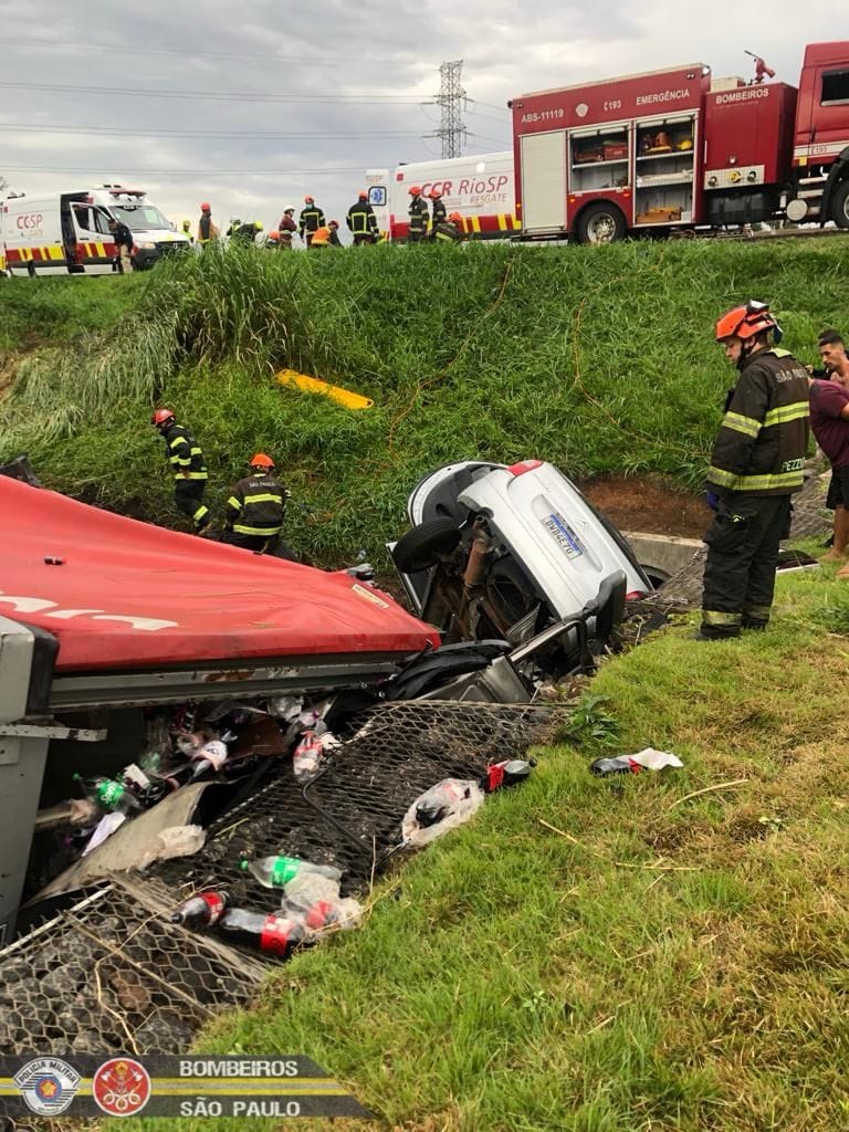 Acidente entre caminhão e carro deixa um morto e cinco feridos em São José