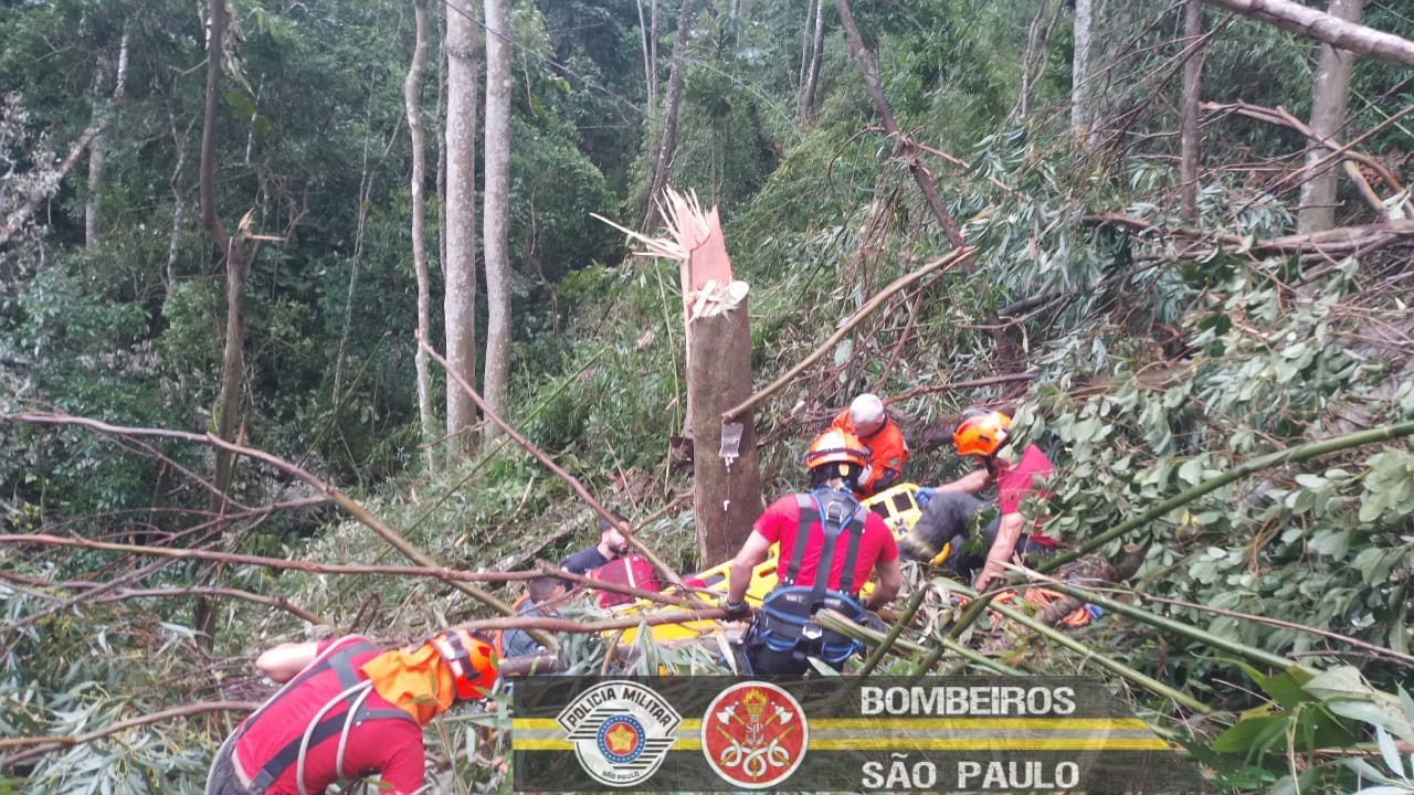 Funcionário da EDP quebra a perna e fica retido em barranco de difícil acesso em São José