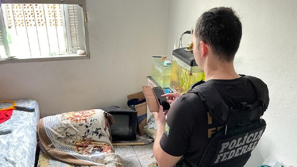 Polícia Federal cumpre mandado de busca e apreensão por armazenamento e compartilhamento de pornografia infantil