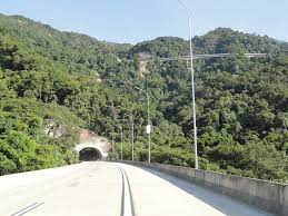 Serra Antiga da Rodovia dos Tamoios segue interditada após chuvas intensas; tráfego ocorre em comboio pela Serra Nova