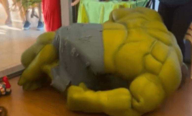 Hulk tropeça e cai assustando crianças em festa infantil