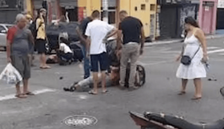 Acidente deixa duas pessoas feridas no centro de Jacareí