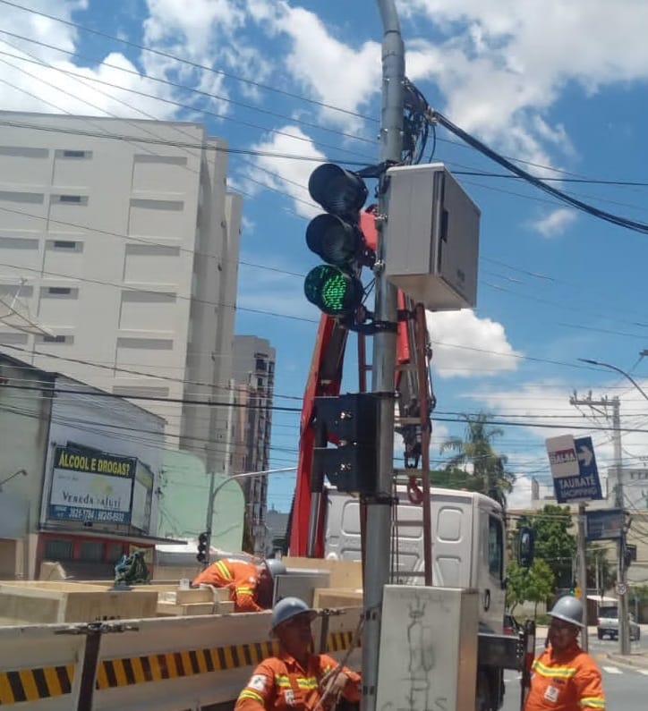 Nobreaks são instalados em semáforos em Taubaté