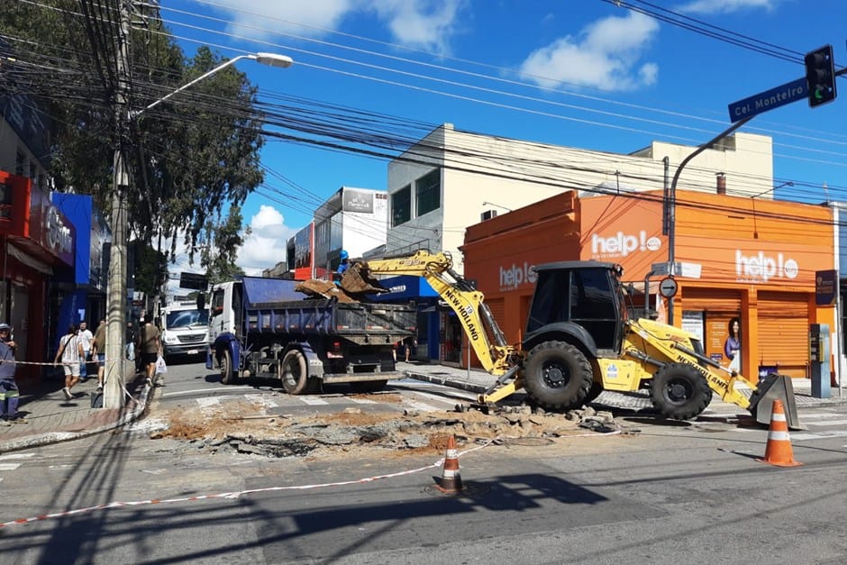 Obra emergencial recupera trecho com afundamento no centro de São José