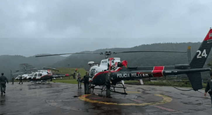 Corpos das vítimas do helicóptero que caiu em Paraibuna são retirados por terra por equipes de resgate