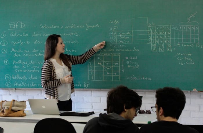 Lei garante a professores plano de carreira e jornada reduzida