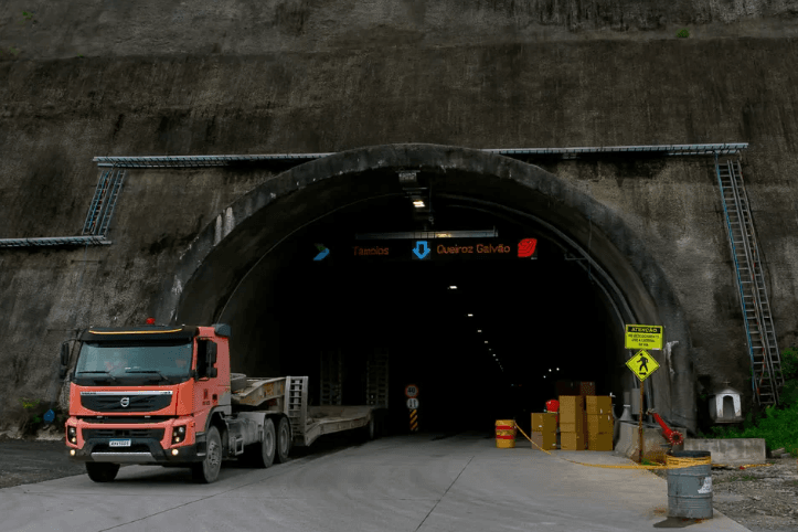 Incêndio em carro interdita túnel na Rodovia dos Tamoios