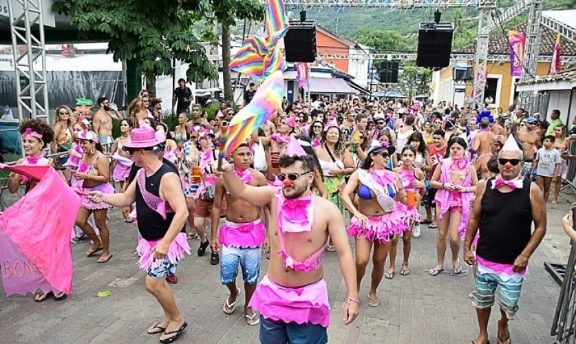 Ilhabela programa Carnaval em dobro com blocos em fevereiro e escolas de samba em março