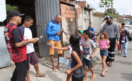 Alunos da rede municipal de Jacareí participam de caminhada e orientação aos moradores contra a dengue, nesta quinta-feira