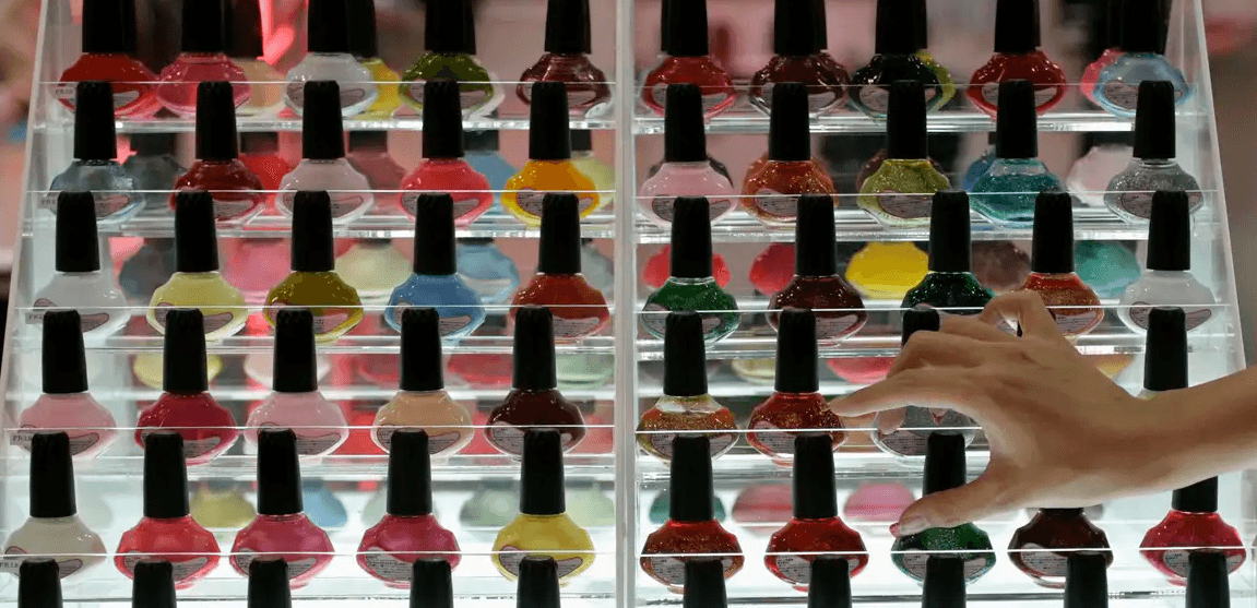 Estudo mostra como glitter usado no carnaval contamina rios e oceanos