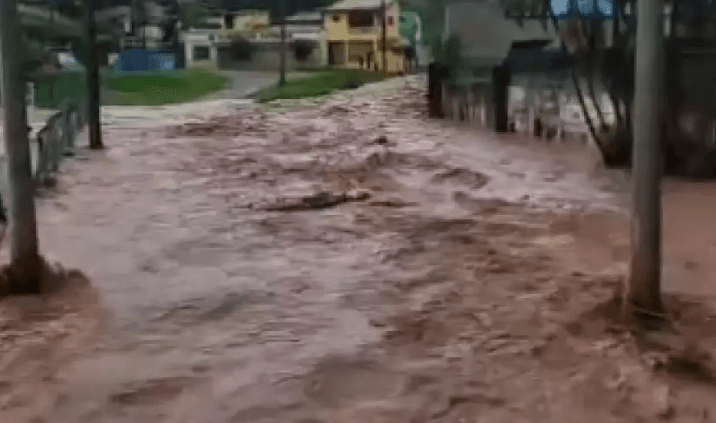 Chuva provoca enxurrada e alagamentos em Paraibuna; trecho na Rodovia dos Tamoios precisou ser interditado