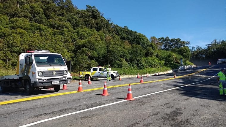 DER libera tráfego na Rodovia Oswaldo Cruz após serviços de desobstrução e limpeza