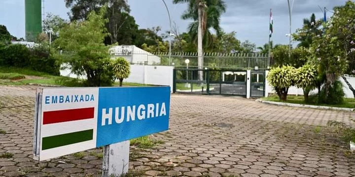 Moraes dá 48h para Bolsonaro explicar estadia na embaixada da Hungria