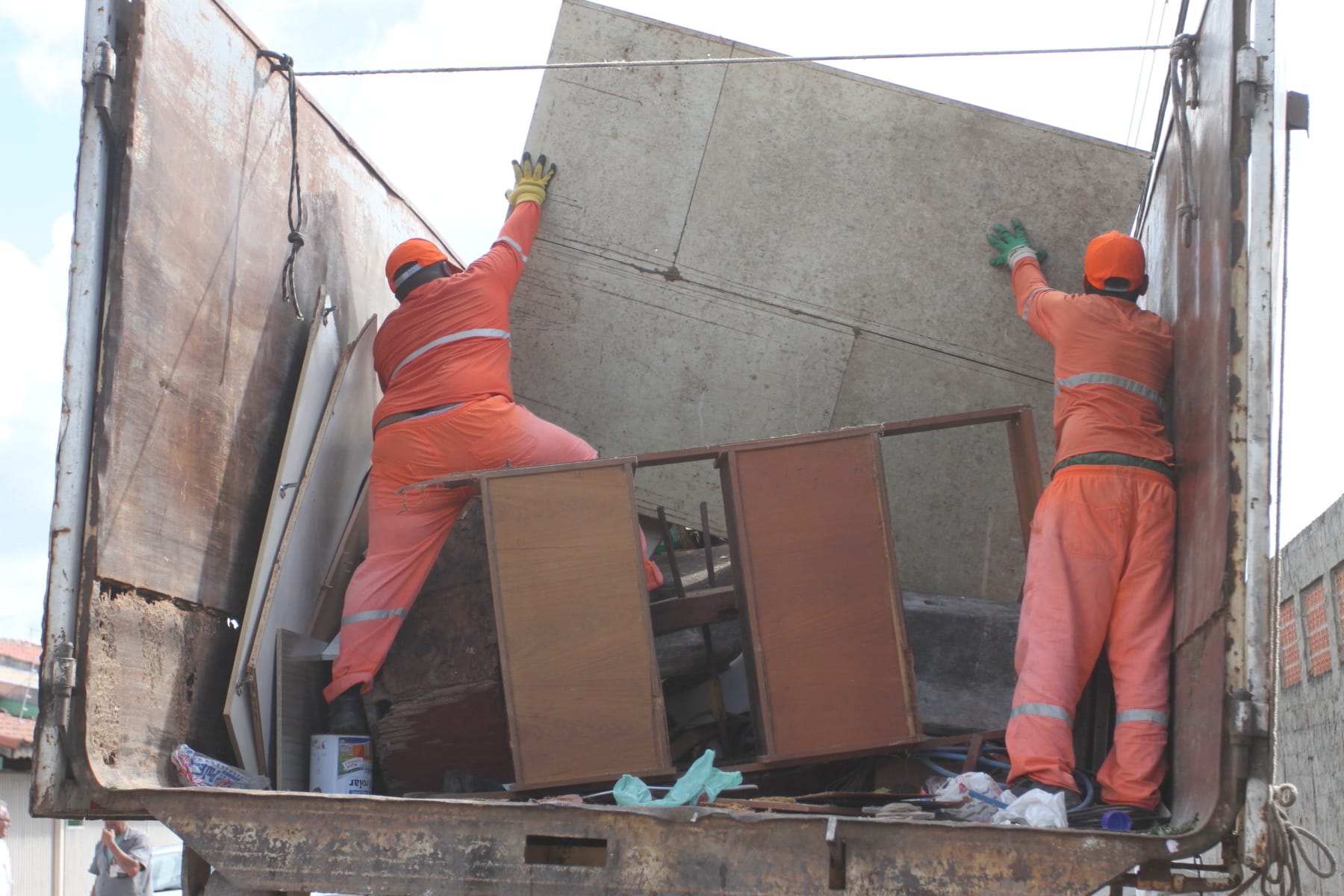 Operação Cata-Treco continua nesta quarta-feira (13), no Jardim Santa Maria em Jacareí