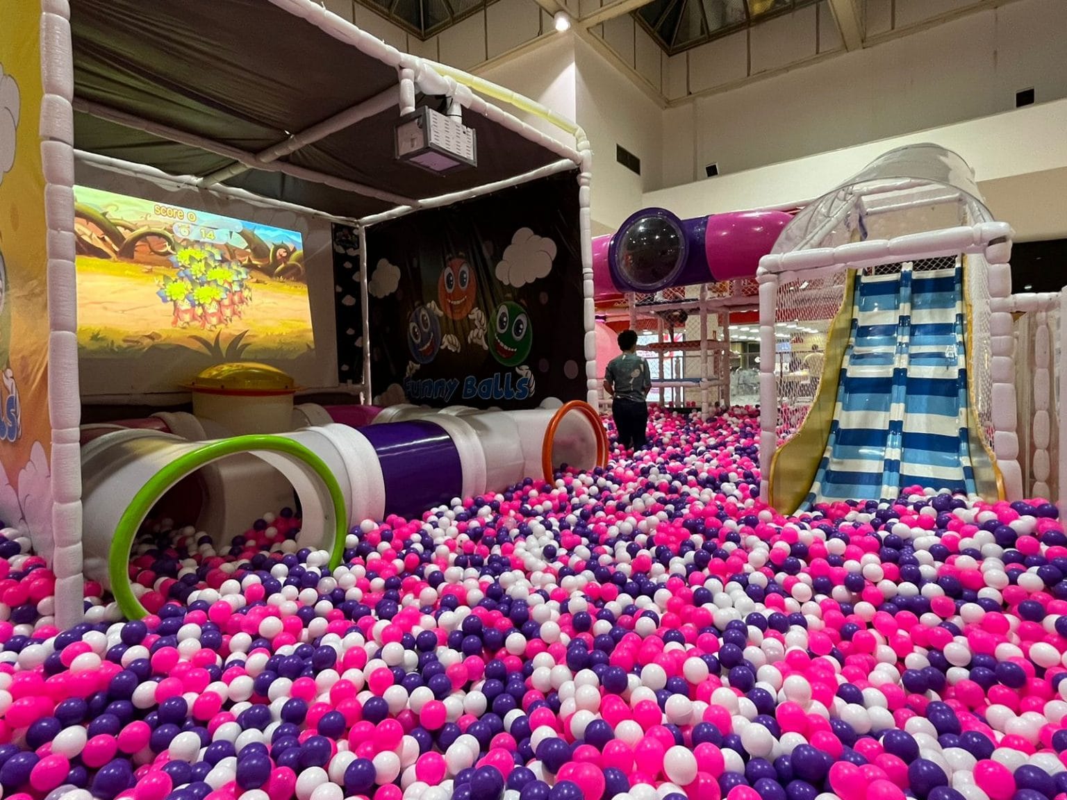 Piscina de Bolinhas e circuito interativo chega em Shopping de Taubaté