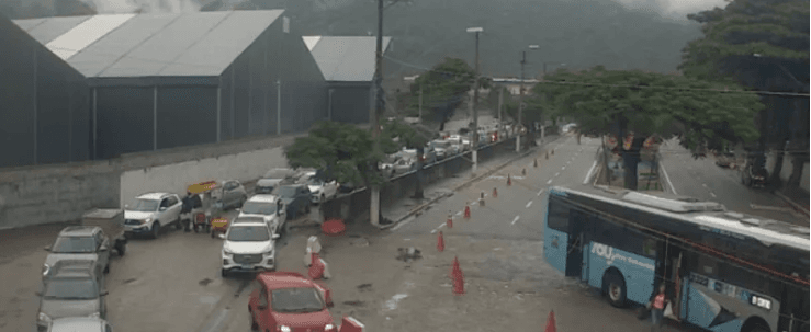 Travessia de balsas no Litoral Norte registra intensa fila de espera