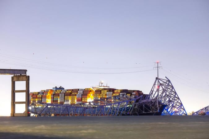Ponte desaba em Baltimore após colisão com navio e deixa desaparecidos