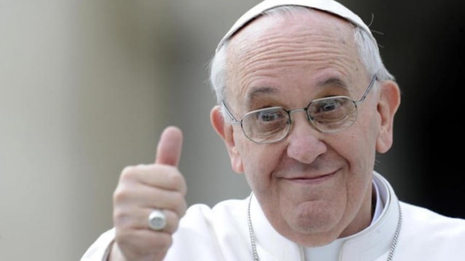 Papa Francisco nega boatos de renúncia e defende bênção a casais gays em livro