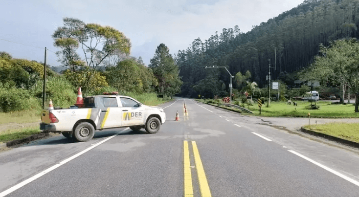 Rod. Oswaldo Cruz é bloqueada por risco de queda de barreira