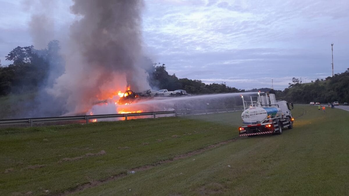 Carreta cegonha pega fogo na Dom Pedro I, em Nazaré Paulista (SP)