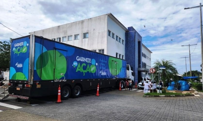 Caraguá cria novas alas, aumenta número de médicos e coloca carreta para atendimento