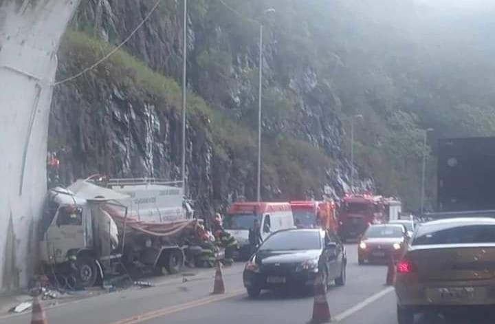Acidente com caminhão deixa duas pessoas feridas na Rodovia Floriano Rodrigues Pinheiro