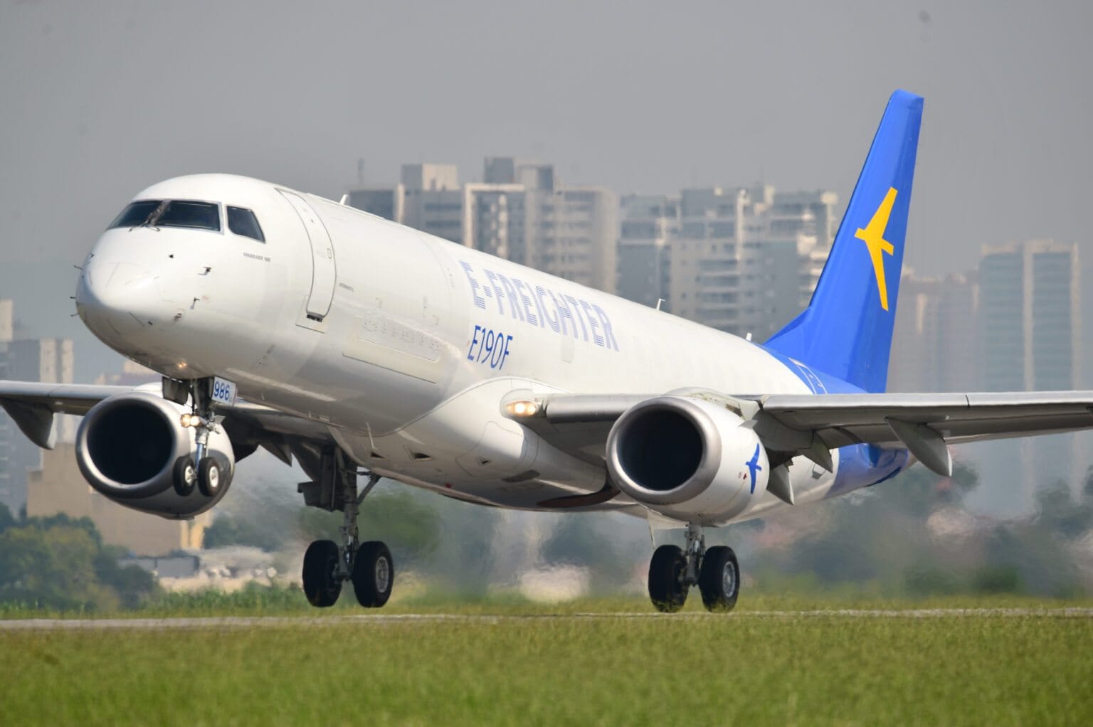E-Jet da Embraer convertido para transporte de carga faz voo inaugural