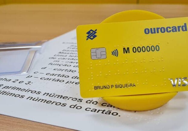 Banco do Brasil lança primeiro cartão totalmente em braile