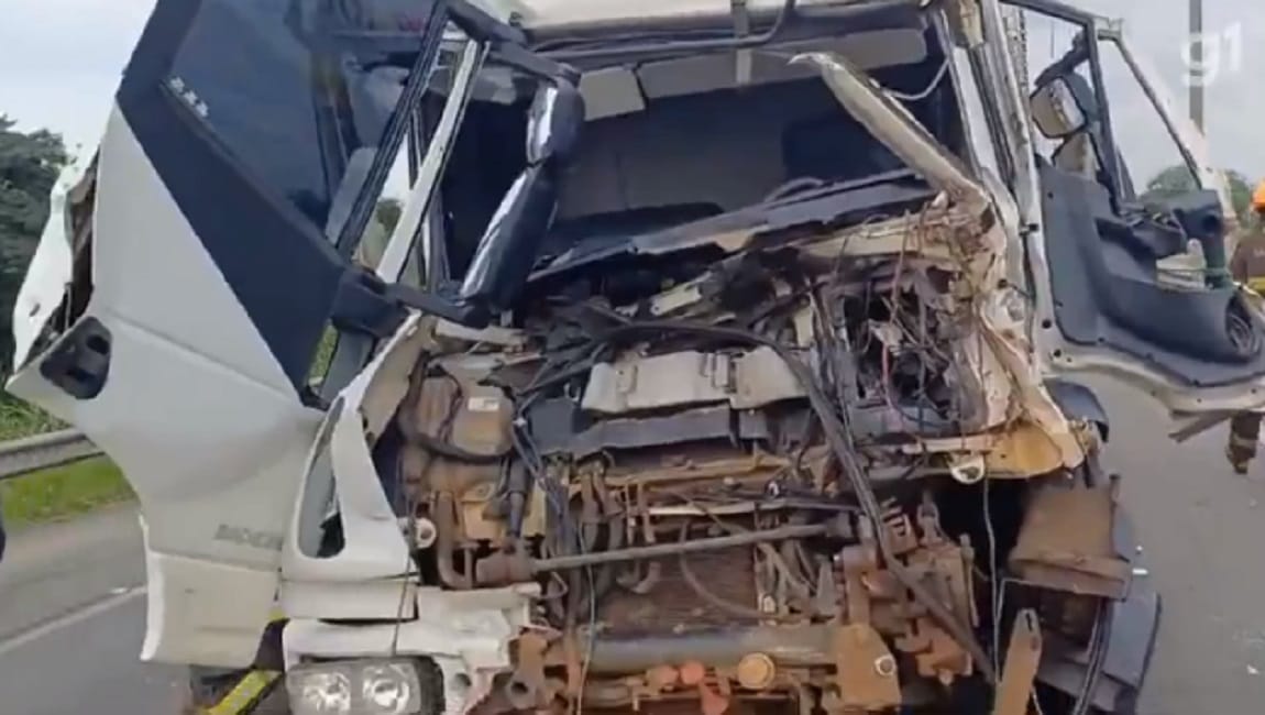 Colisão envolvendo três caminhões deixa motorista gravemente ferido, na Dutra em Jacareí