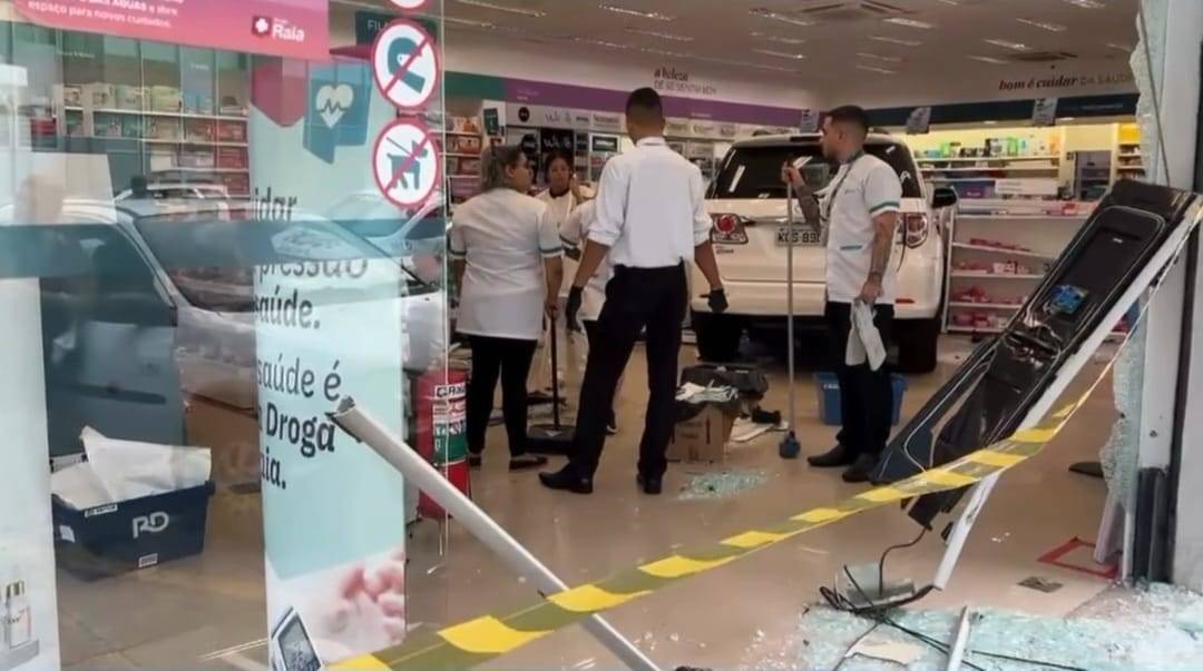 Veículo invade farmácia no centro de São José dos Campos