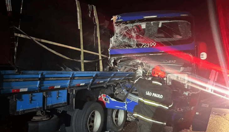 Grave acidente entre ônibus e caminhão deixa um morto e cinco feridos na Via Dutra