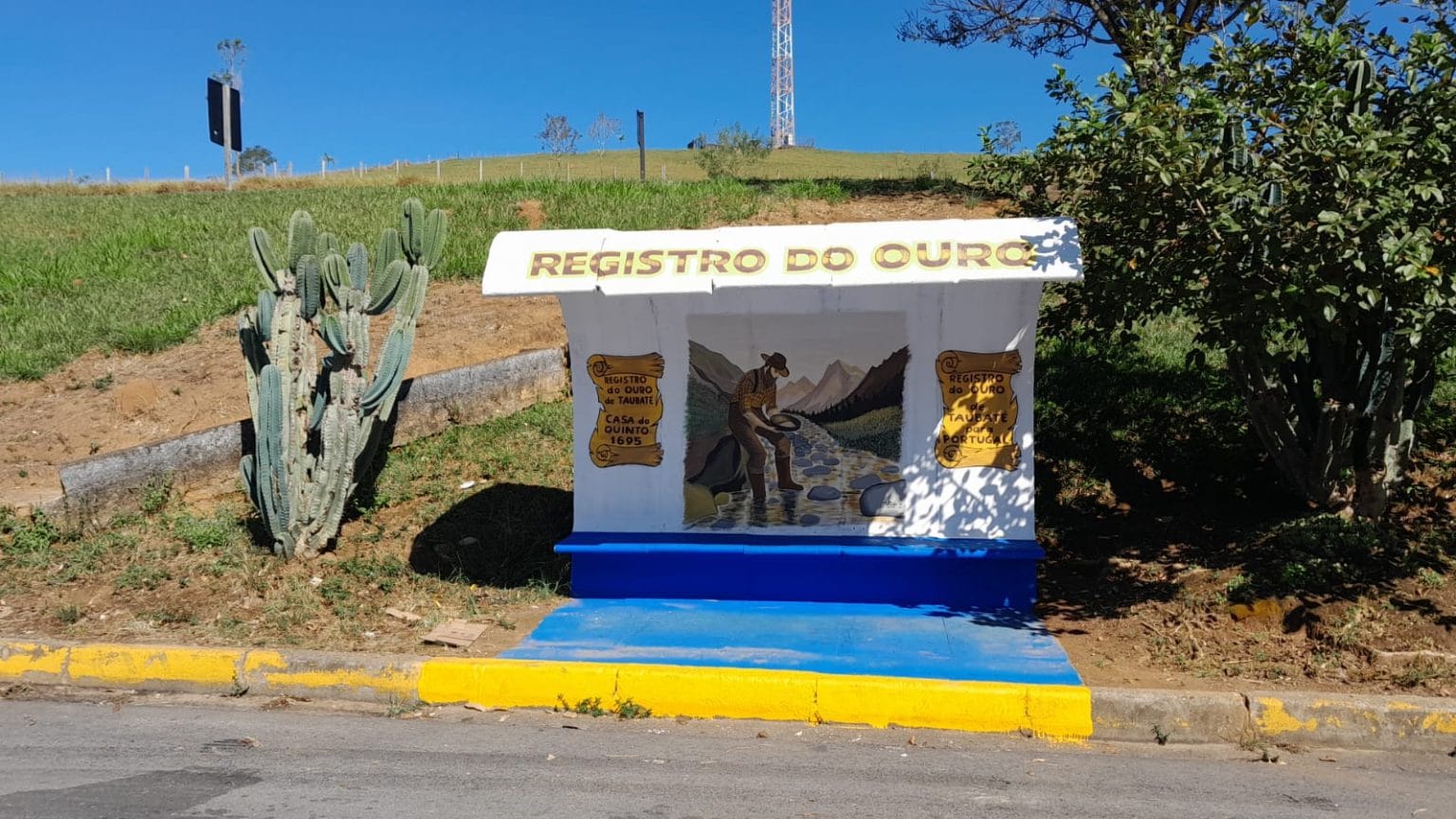 Ponto de ônibus recebe pintura artística em Taubaté