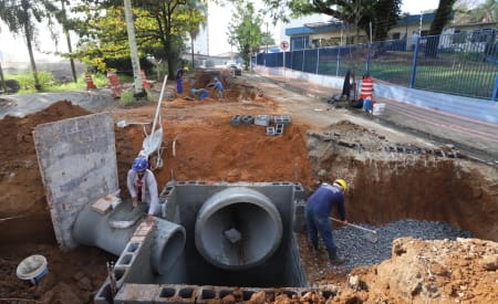 Construção de galerias de águas pluviais na Rua Irajá, no Jd. Luiza, representa última fase das obras de drenagem em Jacareí