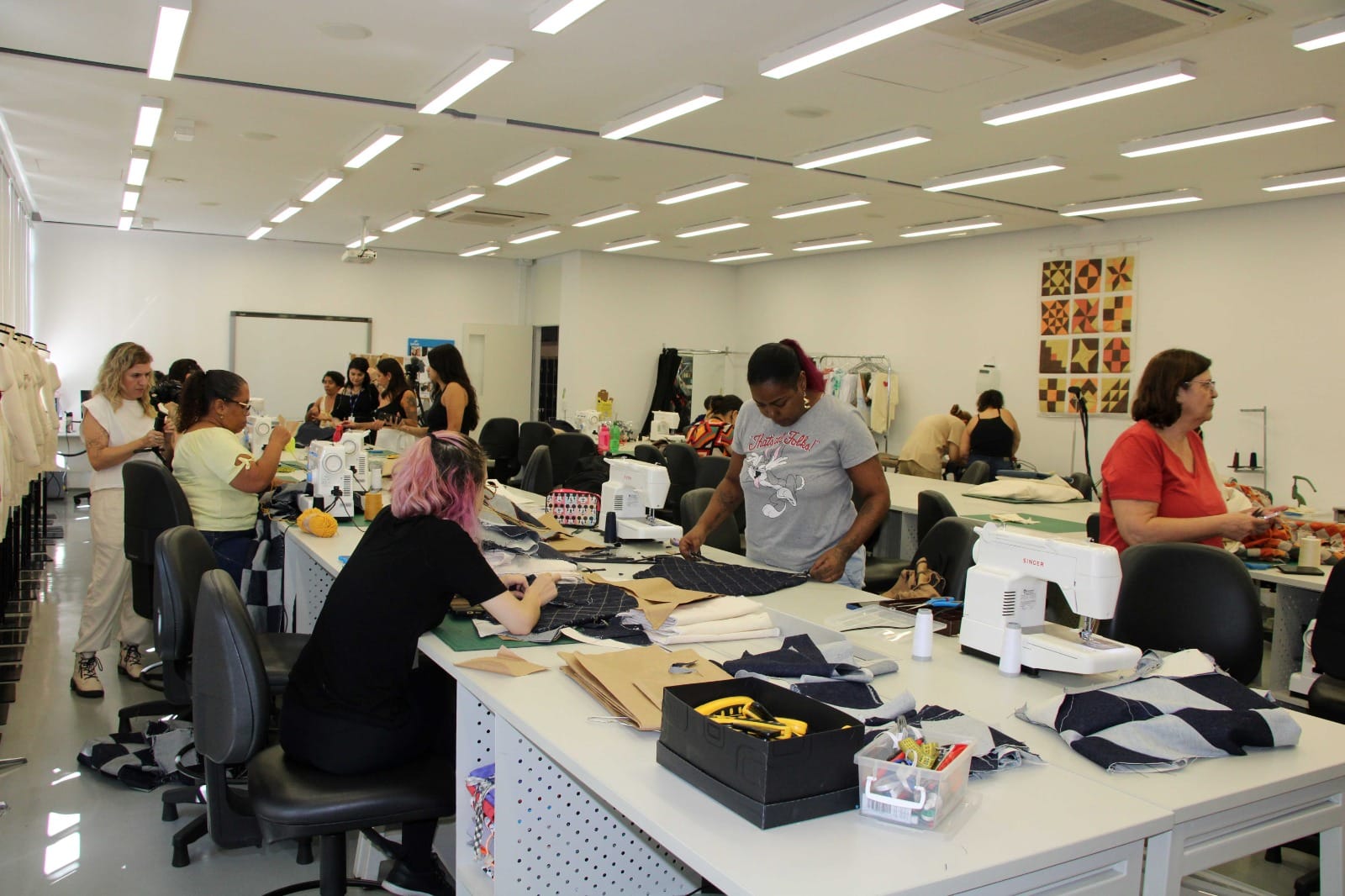Alunos de moda do Senac Pinda confeccionam roupas para desfile em homenagem à Tarsila do Amaral