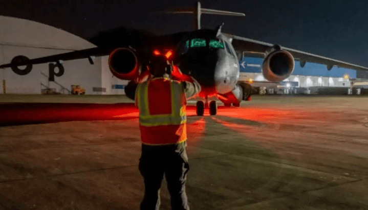Avião da Embraer leva donativos de São José para Rio Grande do Sul