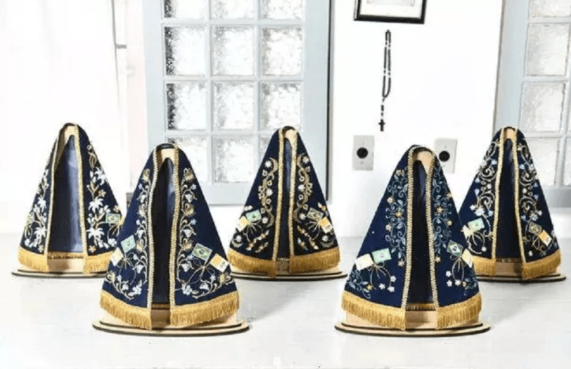 Imagem de Nossa Senhora Aparecida ganha novos mantos confeccionados por Irmãs Carmelitas