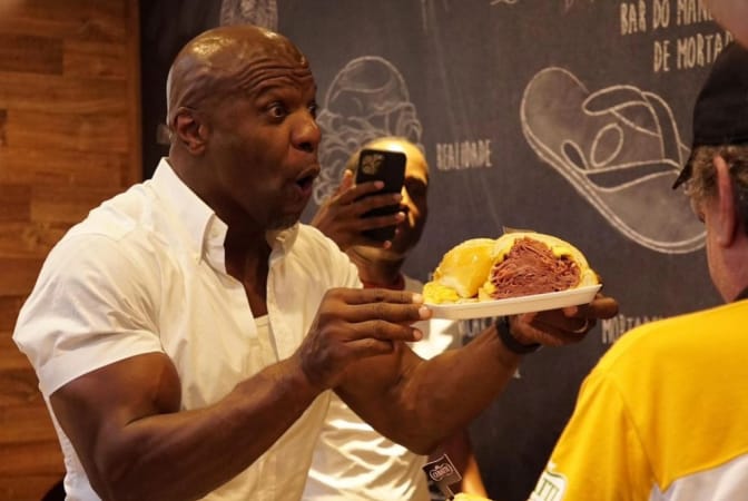 Terry Crews, o ‘pai do Chris’, visita Mercado Municipal de São Paulo e experimenta sanduíche de mortadela