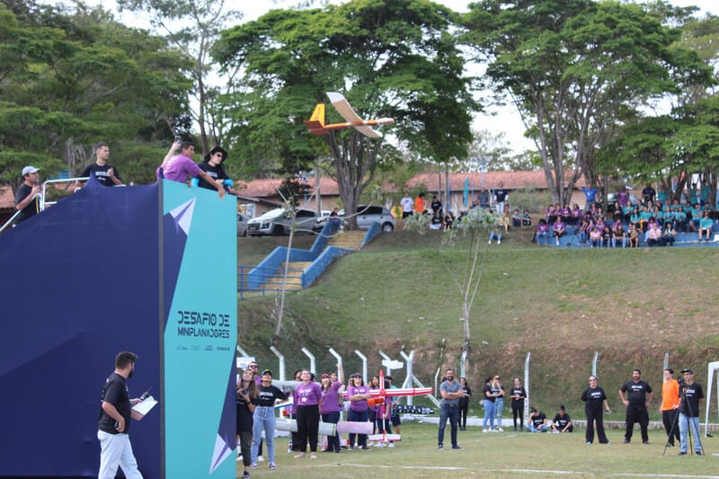 Aviação do futuro inspira alunos em campeonato com apoio da Eve