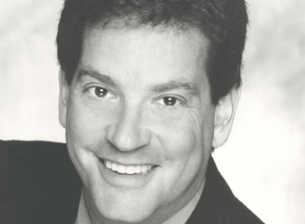 Morre Hiram Kasten, ator de ‘Seinfeld’, ‘Um Maluco no Pedaço’ e ‘Eu, a Patroa e as Crianças’