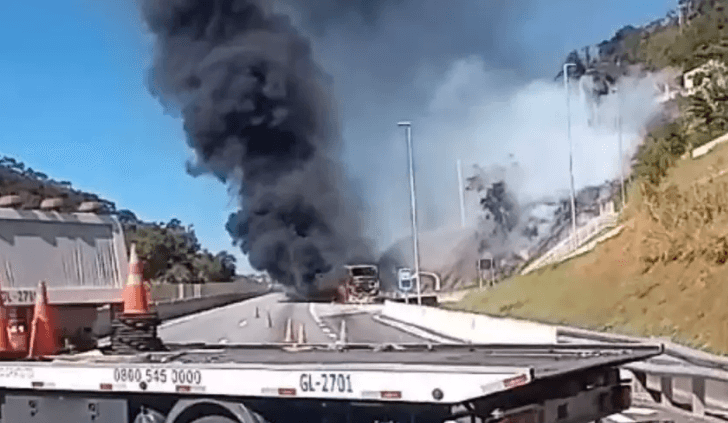 Ônibus é destruído por incêndio na Rodovia dos Tamoios em Paraibuna