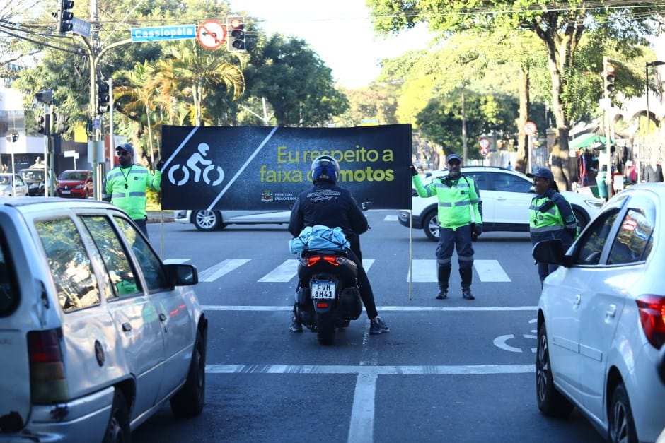 Campanha educativa conscientiza sobre o respeito à faixa de motos em São José