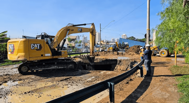 Rompimento de adutora interrompe abastecimento de água em Jacareí