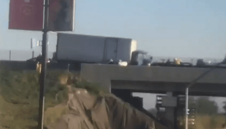 Acidente entre caminhão e dois carros paralisa Via Dutra em São José dos Campos